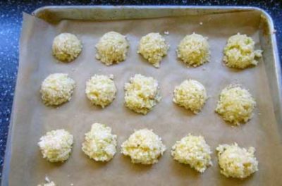 While it's impossible to have too much garlic, you want to preserve it before it begins to sprout. It's easy to freeze garlic with this one simple ingredient!