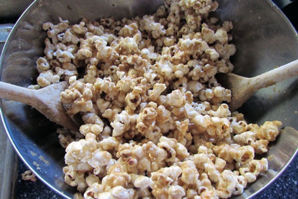 Delicious, homemade caramel corn without corn syrup: BrownThumbMama.com